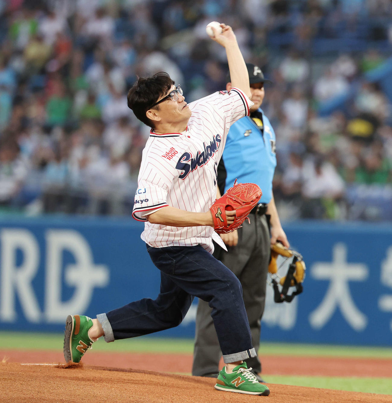 ヤクルト対巨人　試合前、始球式で投球するずん飯尾和樹（撮影・宮地輝）