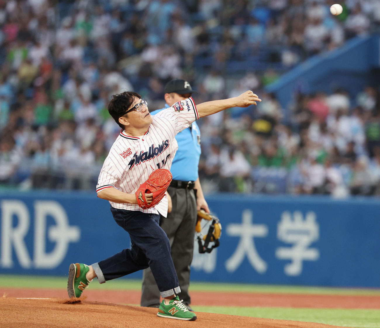 ヤクルト対巨人　試合前、始球式で投球するずん飯尾和樹（撮影・宮地輝）