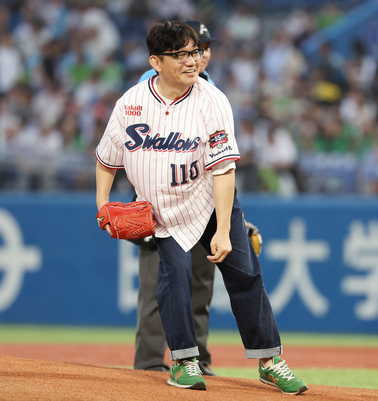 ヤクルト対巨人　試合前、始球式で投球するずん飯尾和樹（撮影・宮地輝）