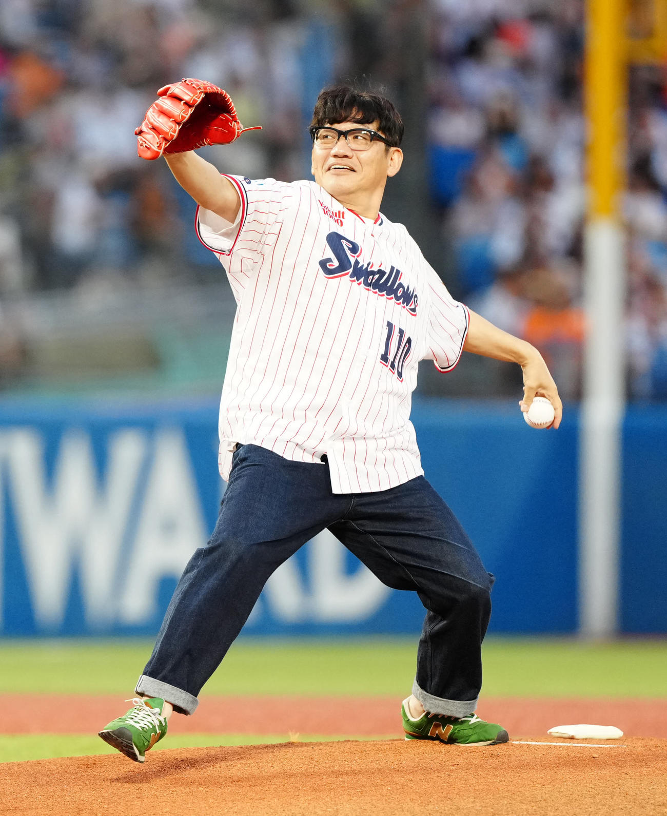 ヤクルト対巨人　試合前、試合前、始球式に臨む「ずん」の飯尾和樹（撮影・江口和貴）