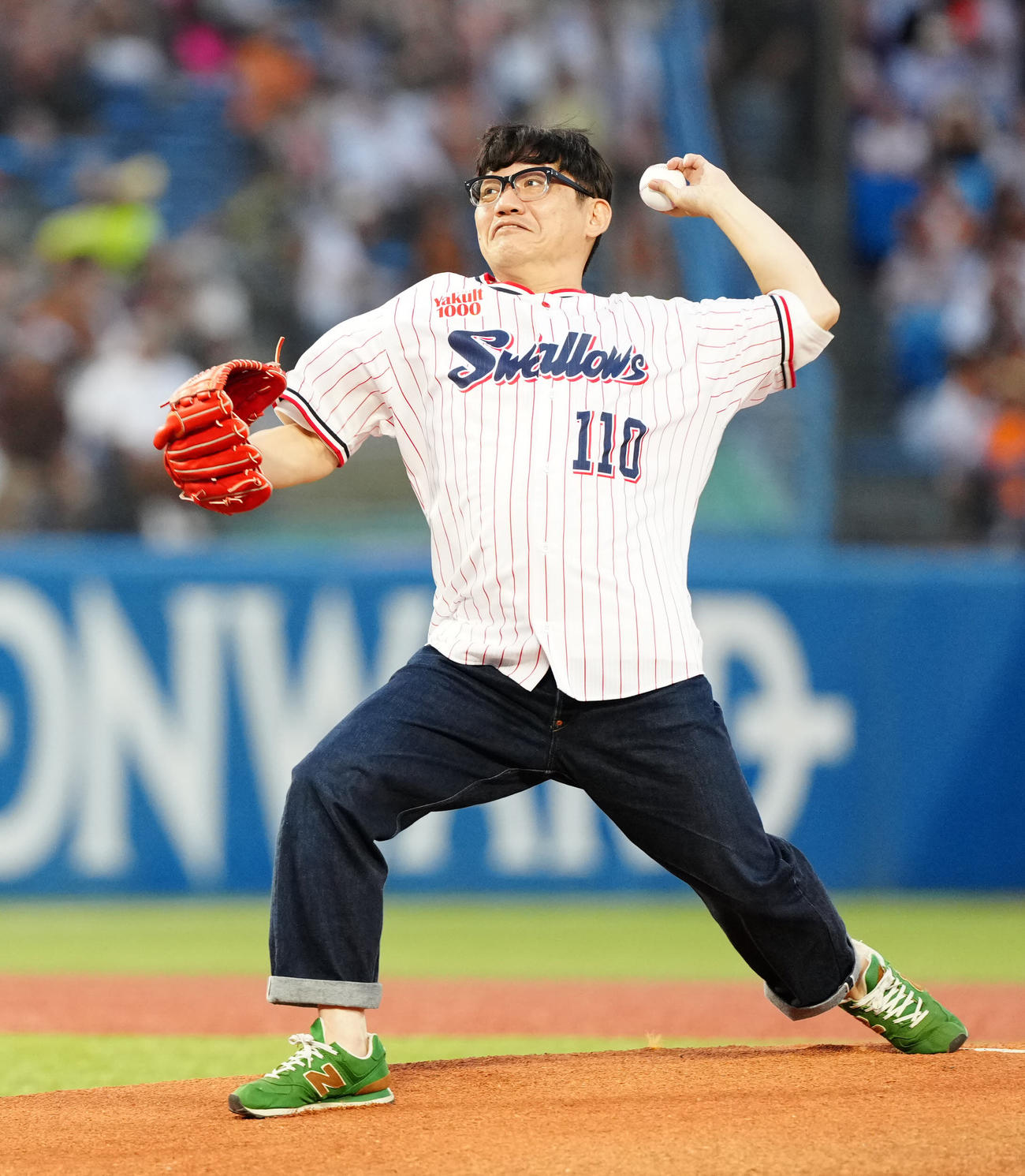 ヤクルト対巨人　試合前、試合前、始球式に臨む「ずん」の飯尾和樹（撮影・江口和貴）
