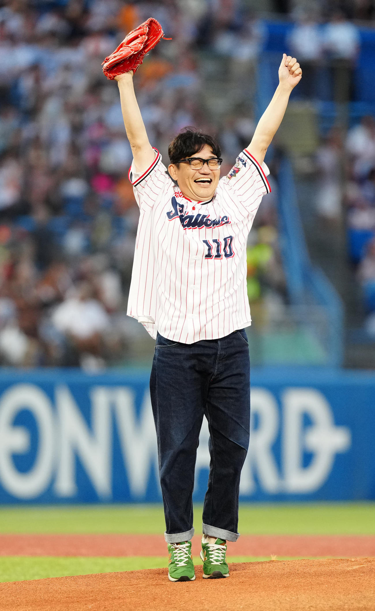 ヤクルト対巨人　試合前、試合前、始球式に臨みガッツポーズを見せる「ずん」の飯尾和樹（撮影・江口和貴）
