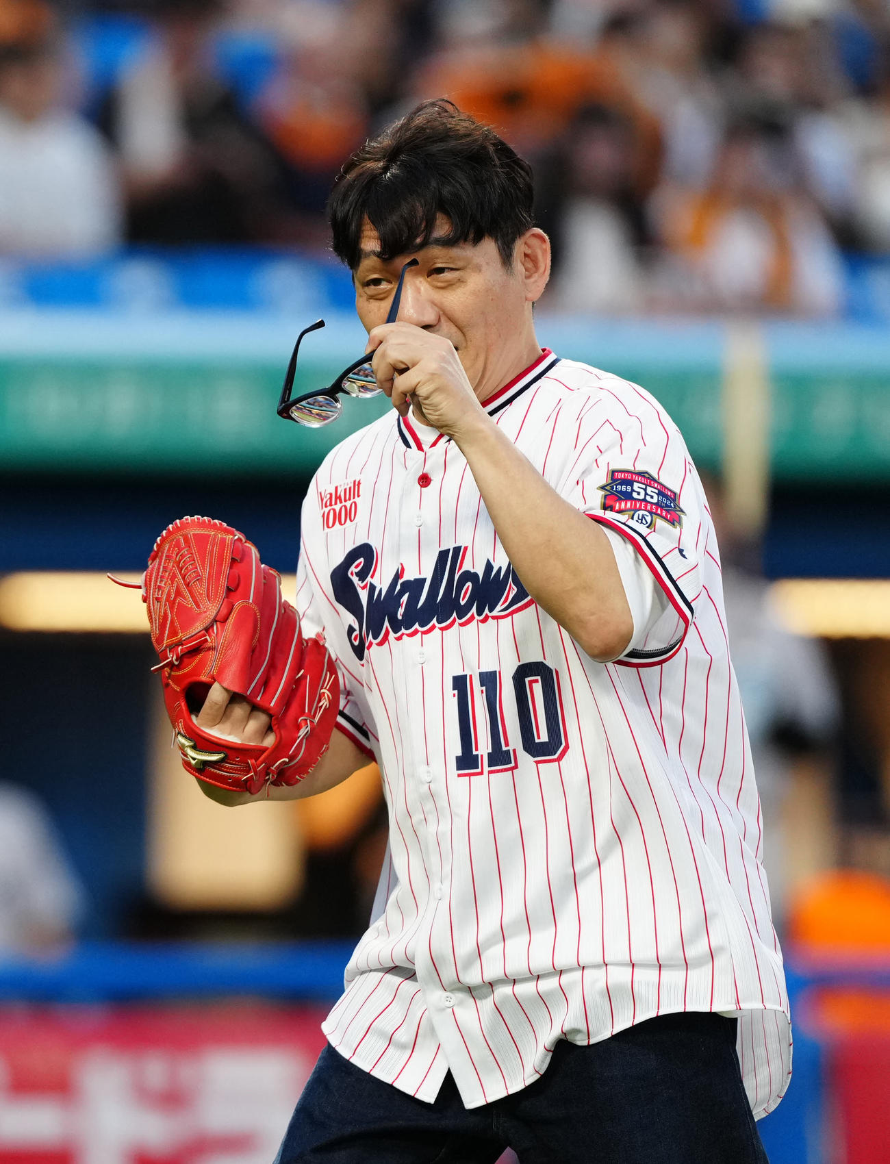 ヤクルト対巨人　試合前、試合前、始球式に臨んだ「ずん」の飯尾和樹（撮影・江口和貴）