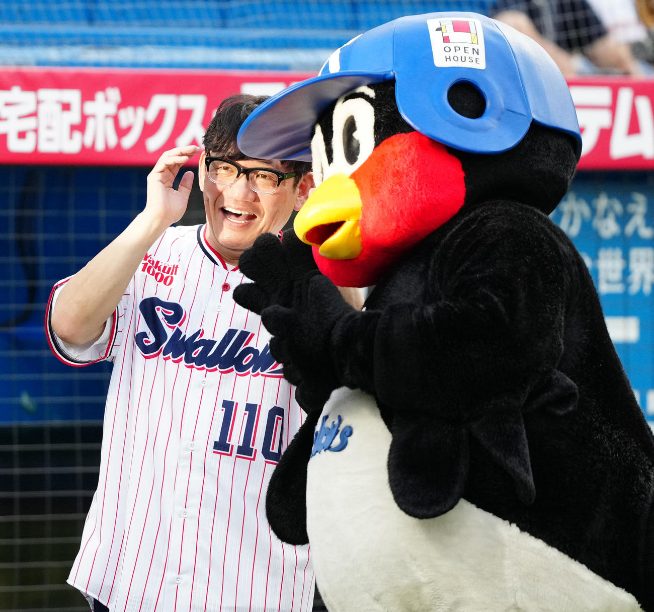 ヤクルト対巨人　試合前、つば九郎と写真に納まる「ずん」の飯尾和樹（撮影・江口和貴）