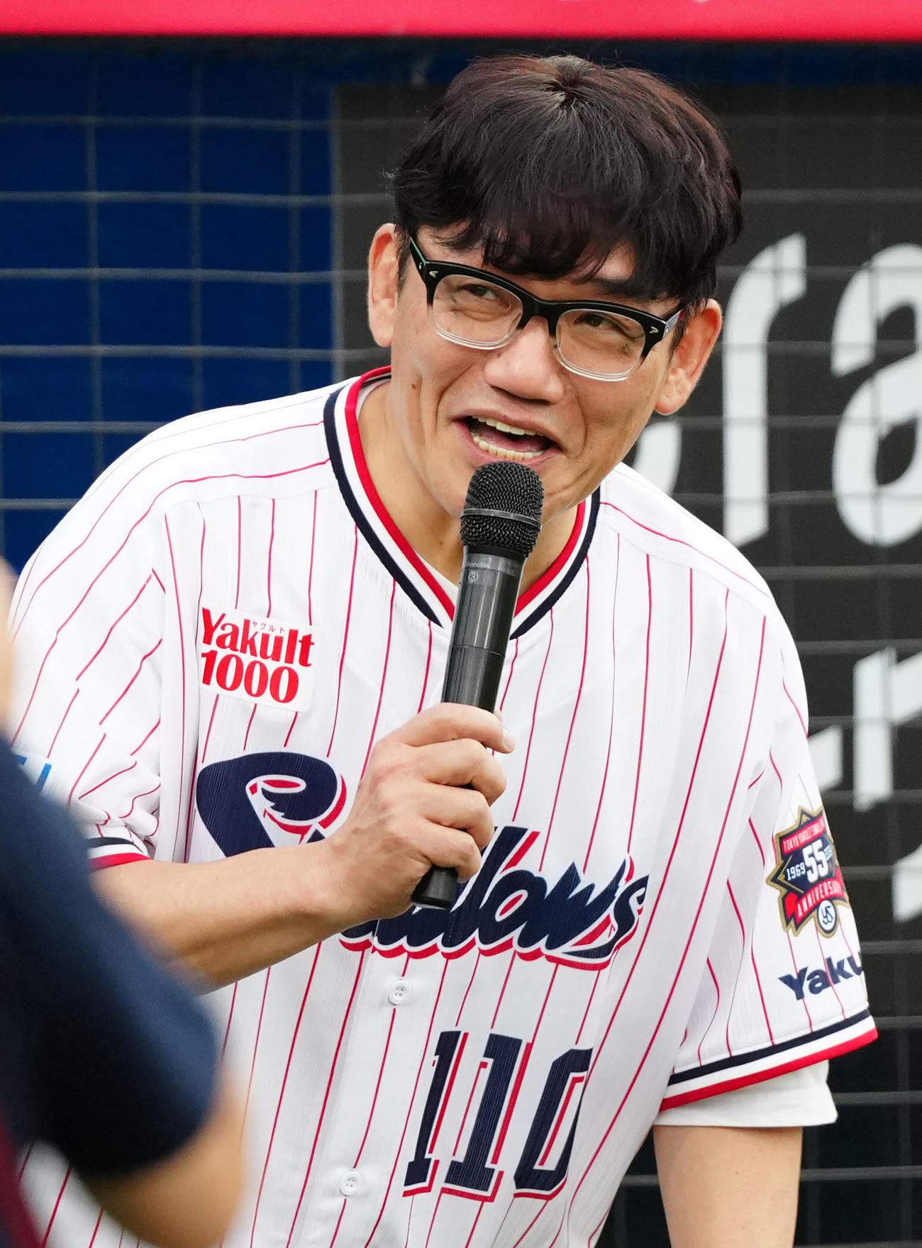 ヤクルト対巨人　試合前、登場したずんの飯尾和樹（撮影・江口和貴）