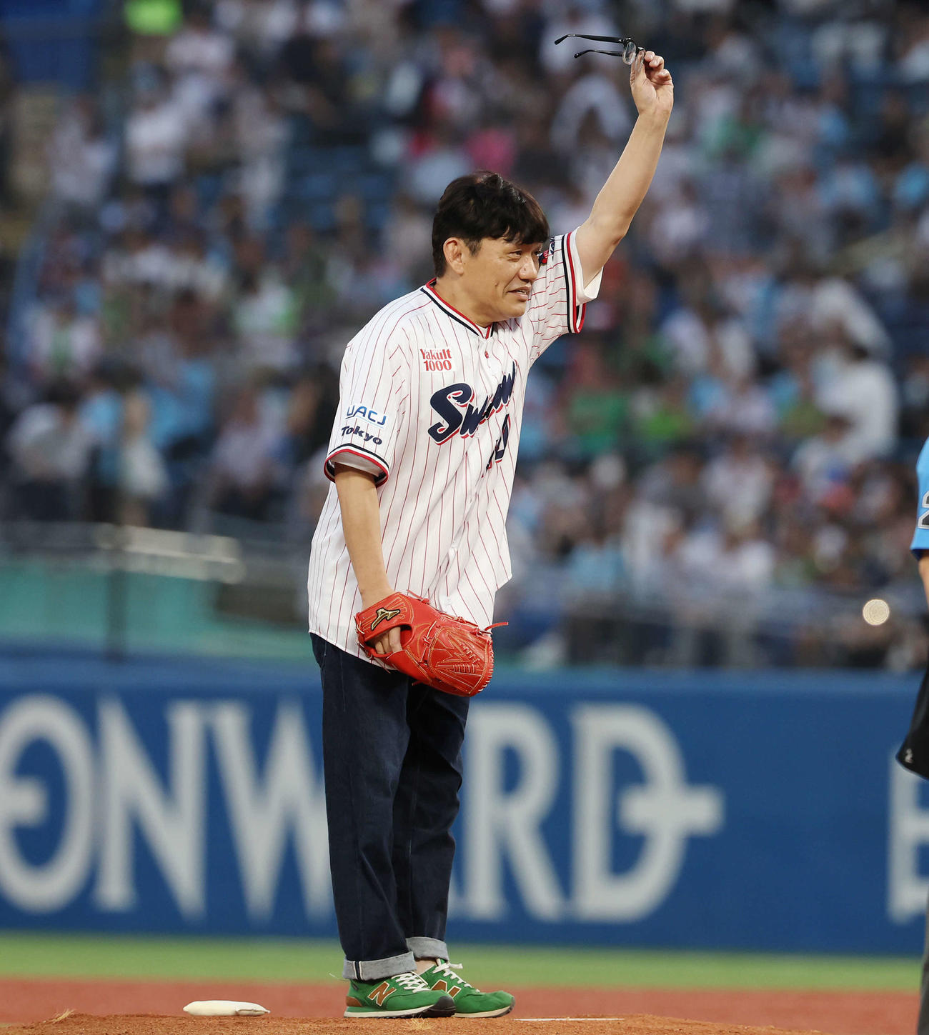 ヤクルト対巨人　試合前、始球式に臨むずん飯尾和樹（撮影・宮地輝）