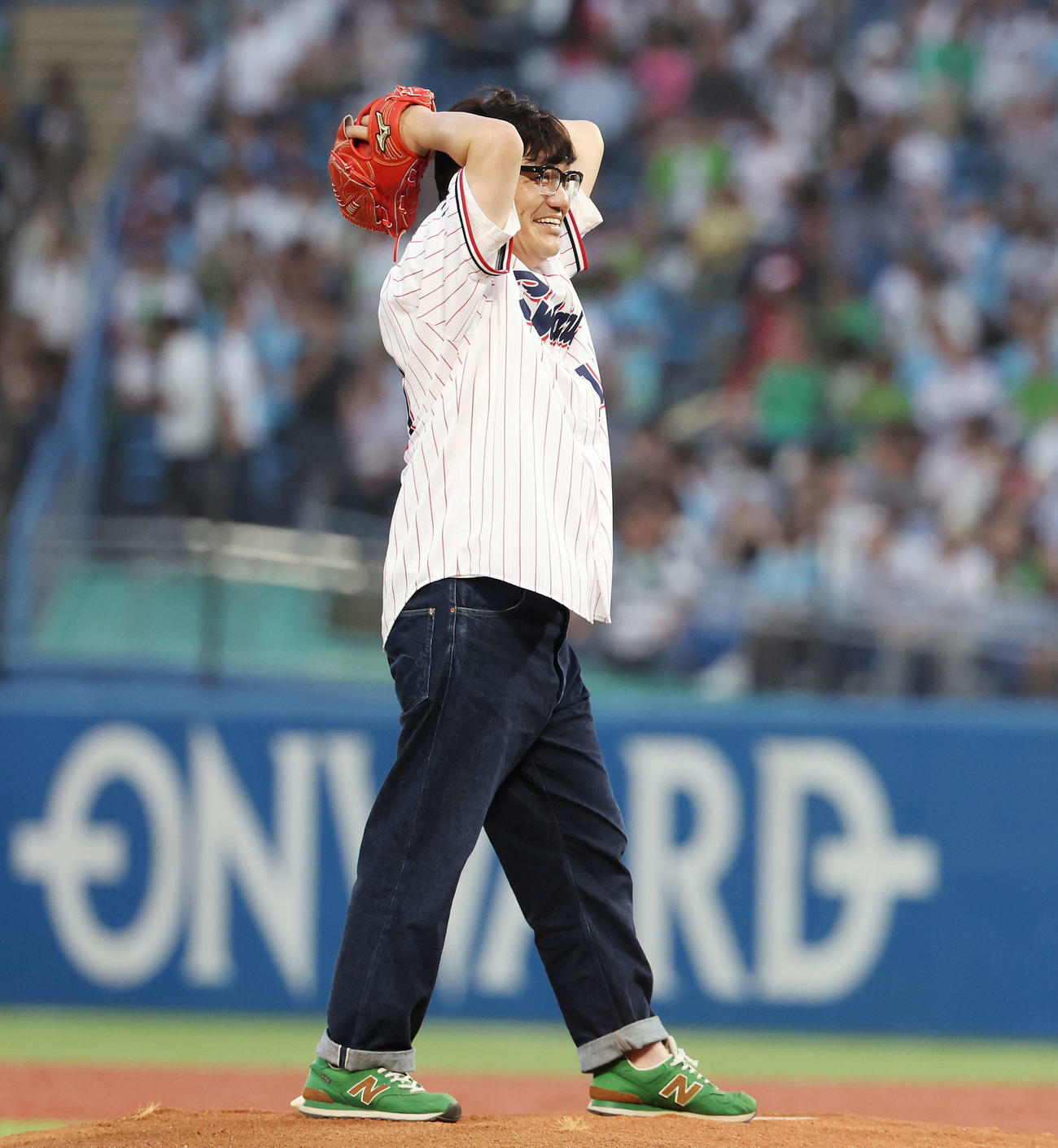 ヤクルト対巨人　試合前、始球式で投球するずん飯尾和樹（撮影・宮地輝）