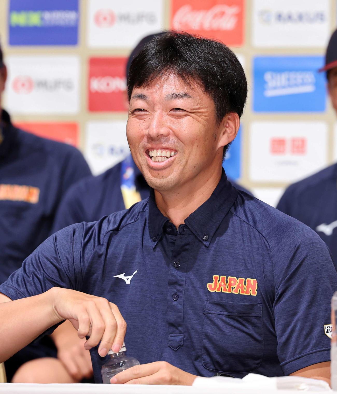 優勝記者会見に臨む侍ジャパンU－15日本代表の吉見コーチ（撮影・鈴木正人）