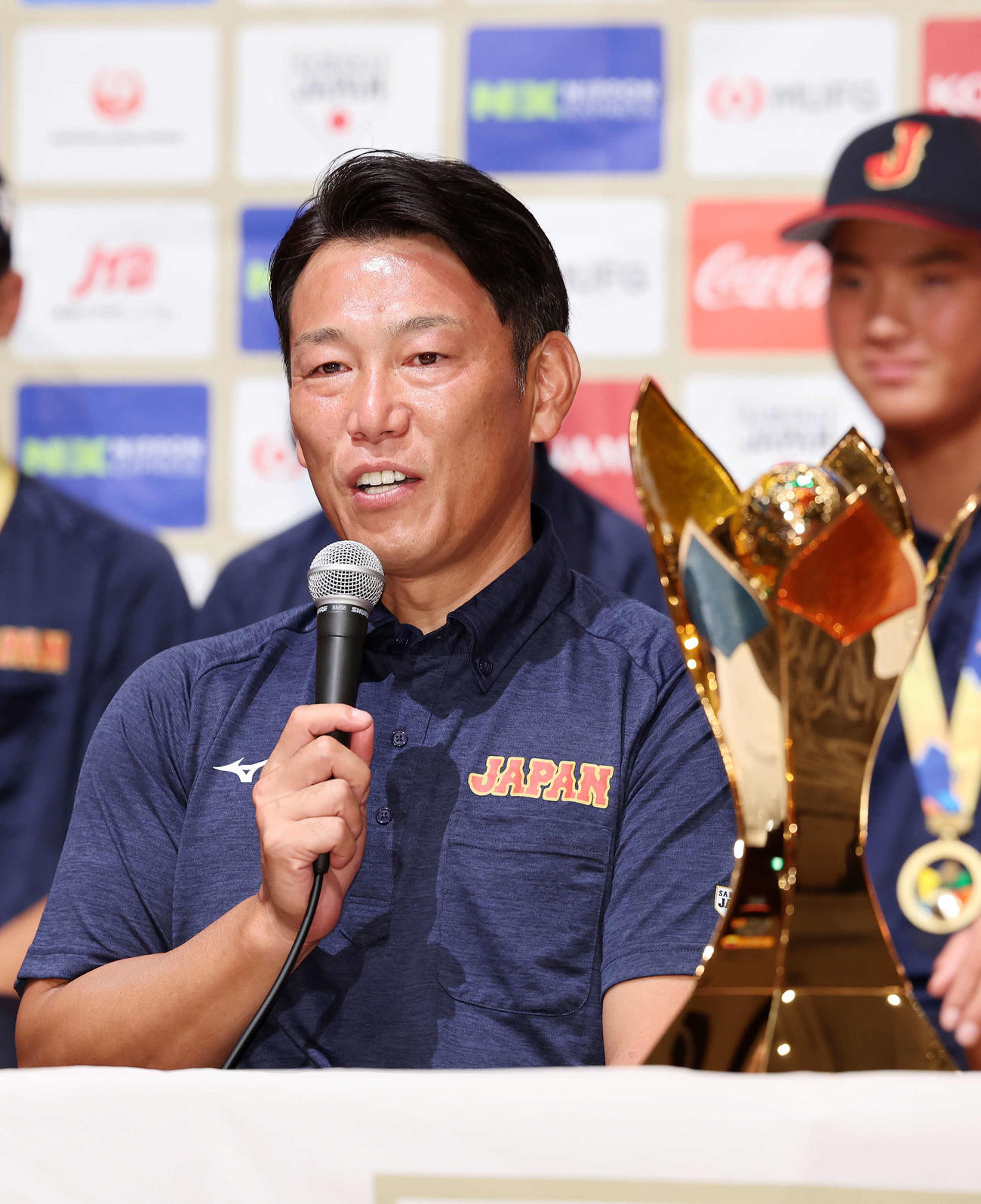 優勝記者会見に臨む侍ジャパン井端監督（撮影・鈴木正人）