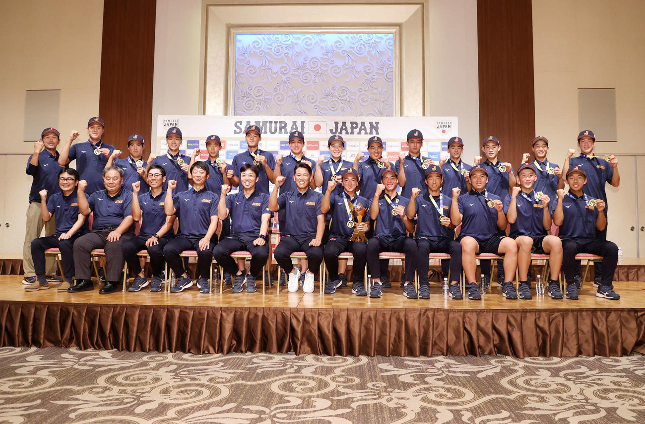 写真に納まる侍ジャパンU－15日本代表の選手たち（撮影・鈴木正人）