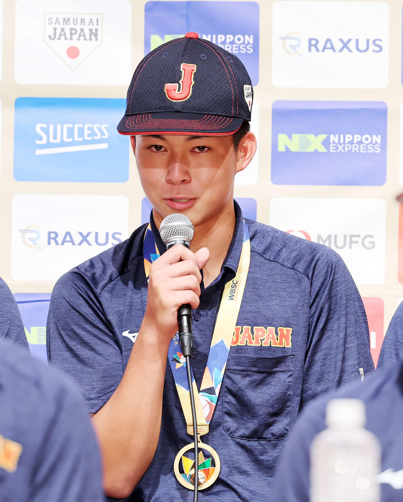 優勝記者会見に臨む侍ジャパンU－15日本代表の小久保（撮影・鈴木正人）