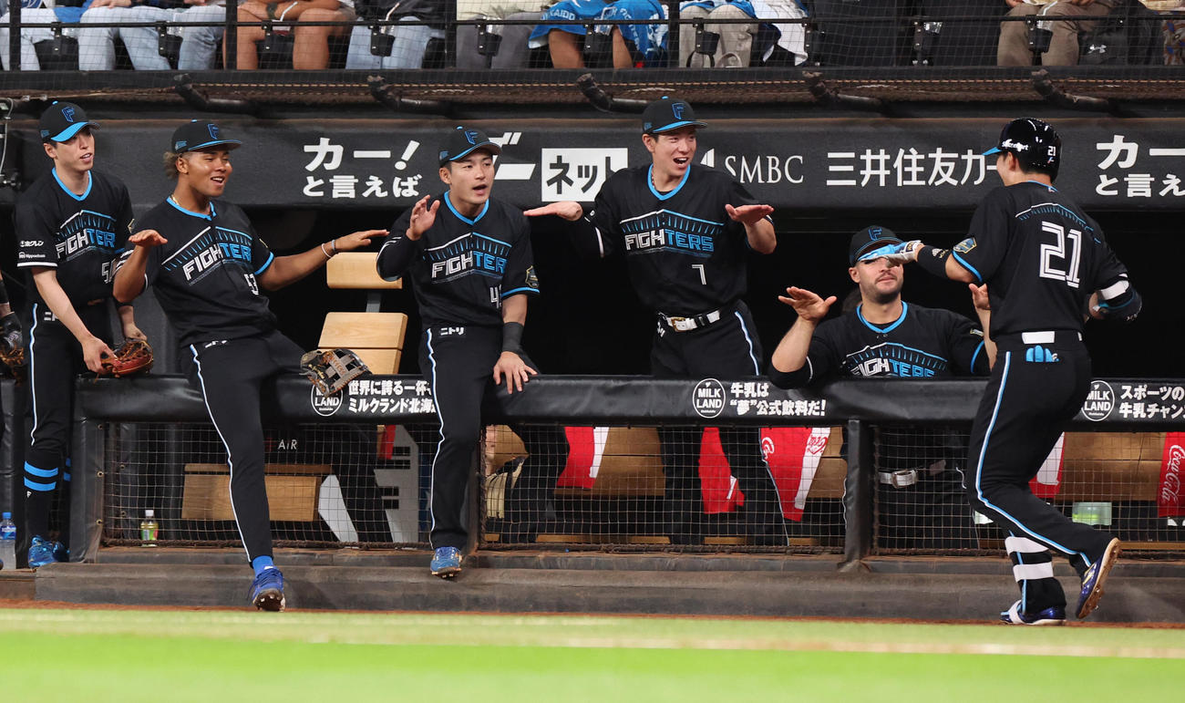 日本ハム対楽天　4回裏日本ハム1死、清宮は右越え本塁打を放ち「キヨダンス」でナインに出迎えられる（撮影・佐藤翔太）