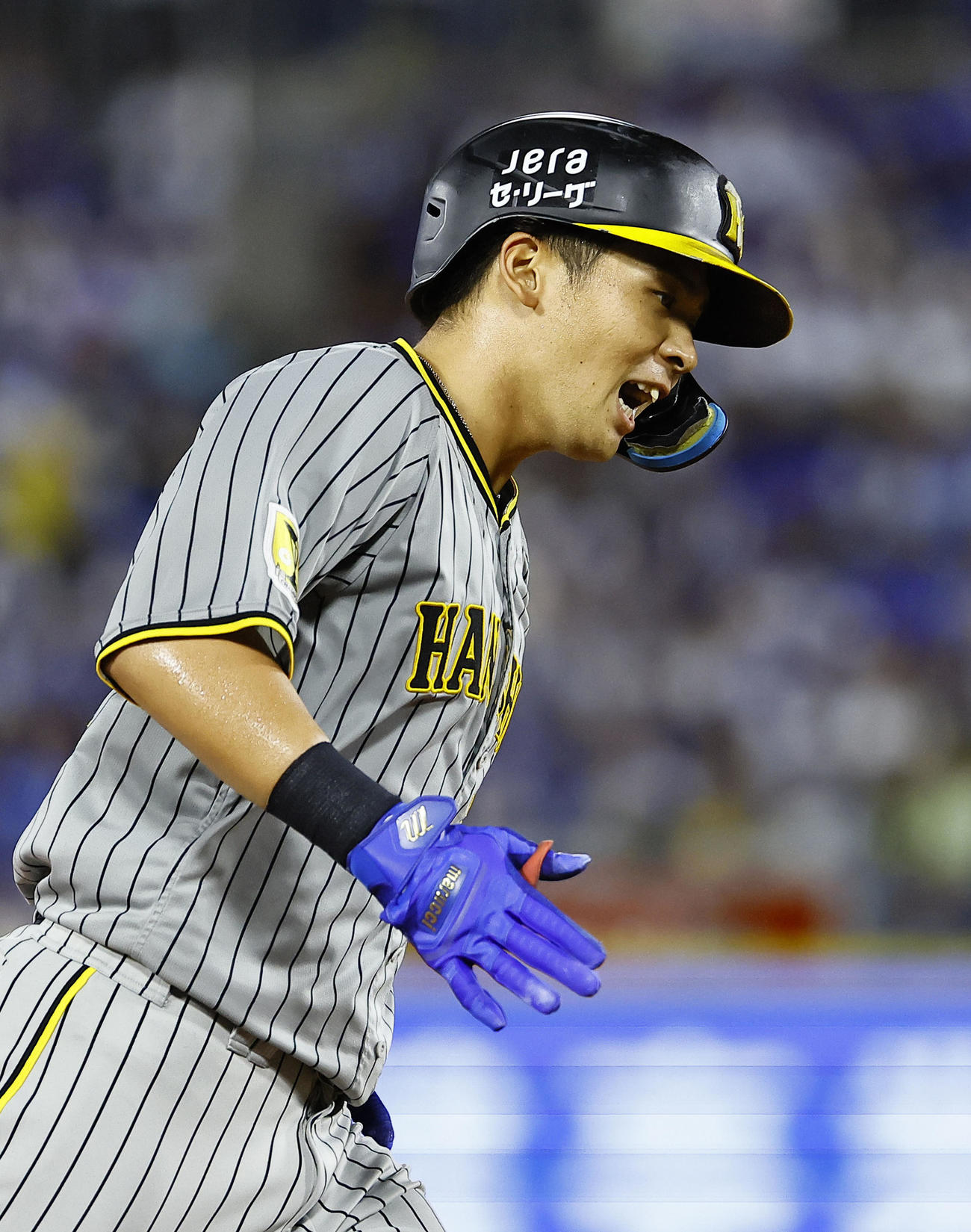 DeNA対阪神　6回表阪神1死、井上は左越えにプロ初本塁打を放ち三塁を回る（撮影・藤尾明華）