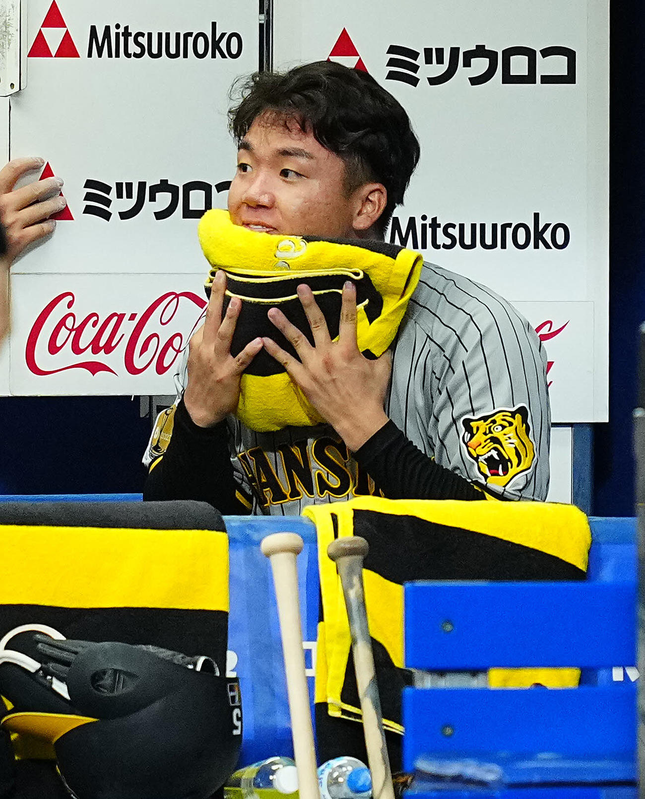 DeNA対阪神　3回裏の登板を終え2失点の阪神先発の村上はベンチで汗をぬぐう（撮影・垰建太）
