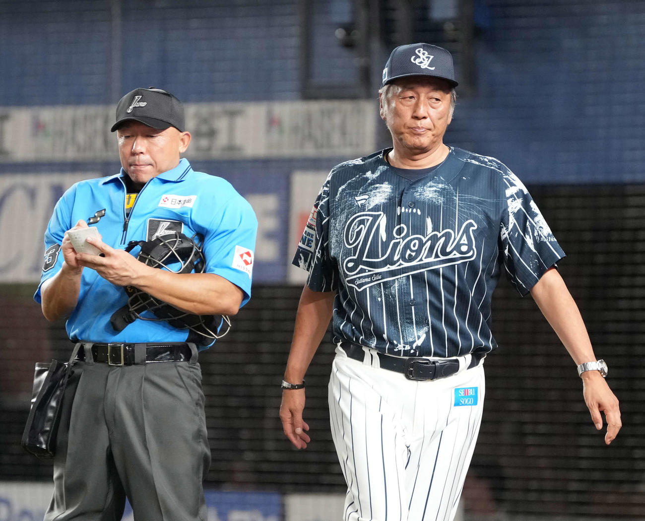 ロッテ対西武　球審に選手交代を告げベンチへ引き揚げる西武渡辺監督（撮影・小沢裕）