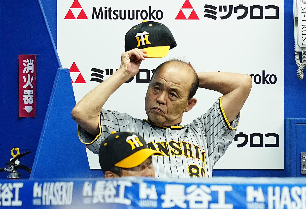 DeNA対阪神　8回、ベンチで厳しい表情の阪神岡田監督（撮影・垰建太）