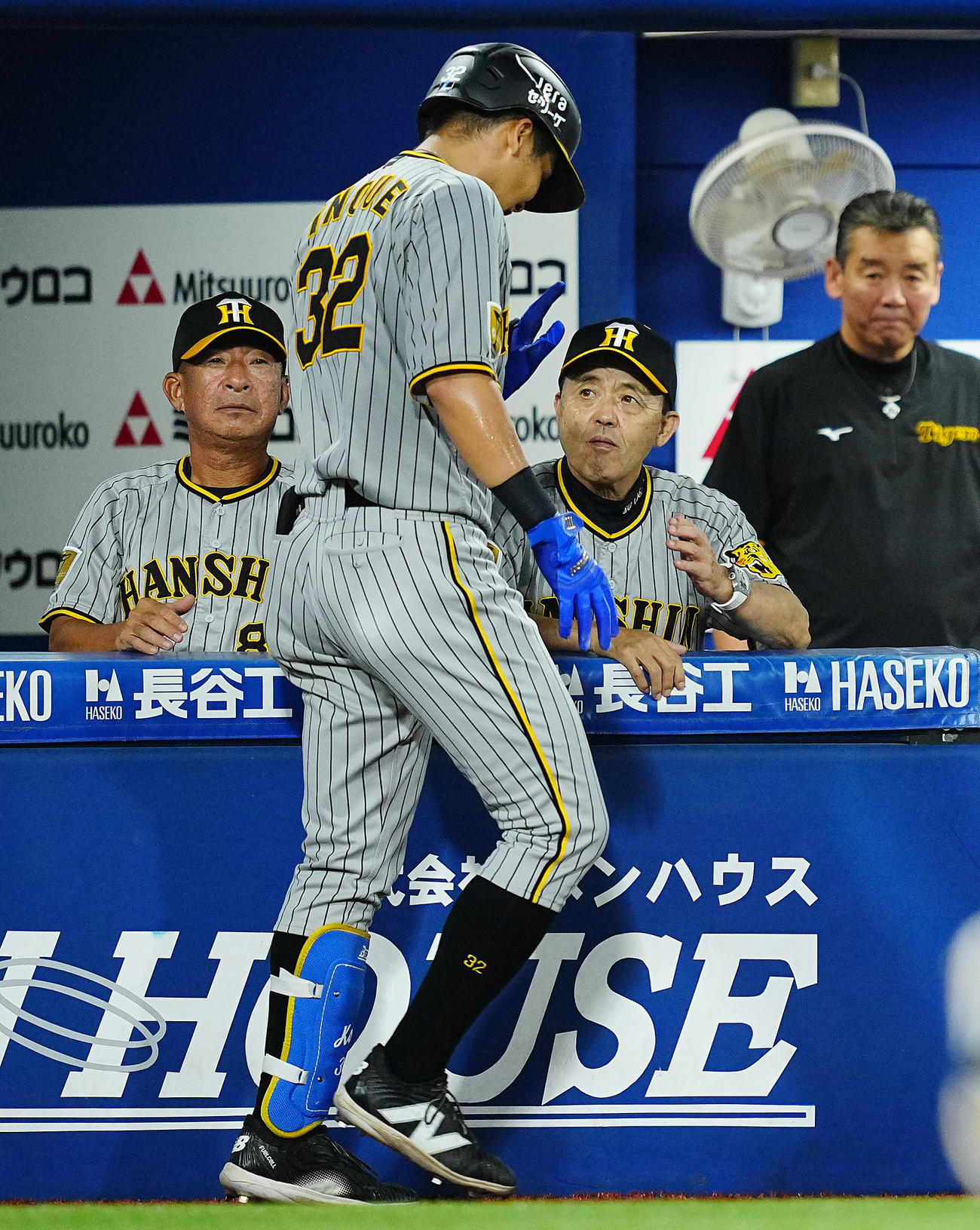 DeNA対阪神　6回表阪神1死、左越えソロ本塁打を放った井上（手前）を出迎える岡田監督（右）（撮影・垰建太）