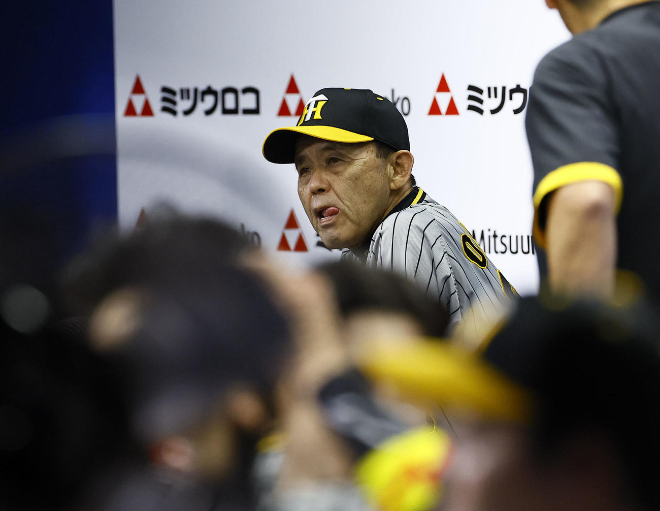 DeNA対阪神　8回、ベンチで渋い表情を見せる阪神岡田監督（撮影・藤尾明華）