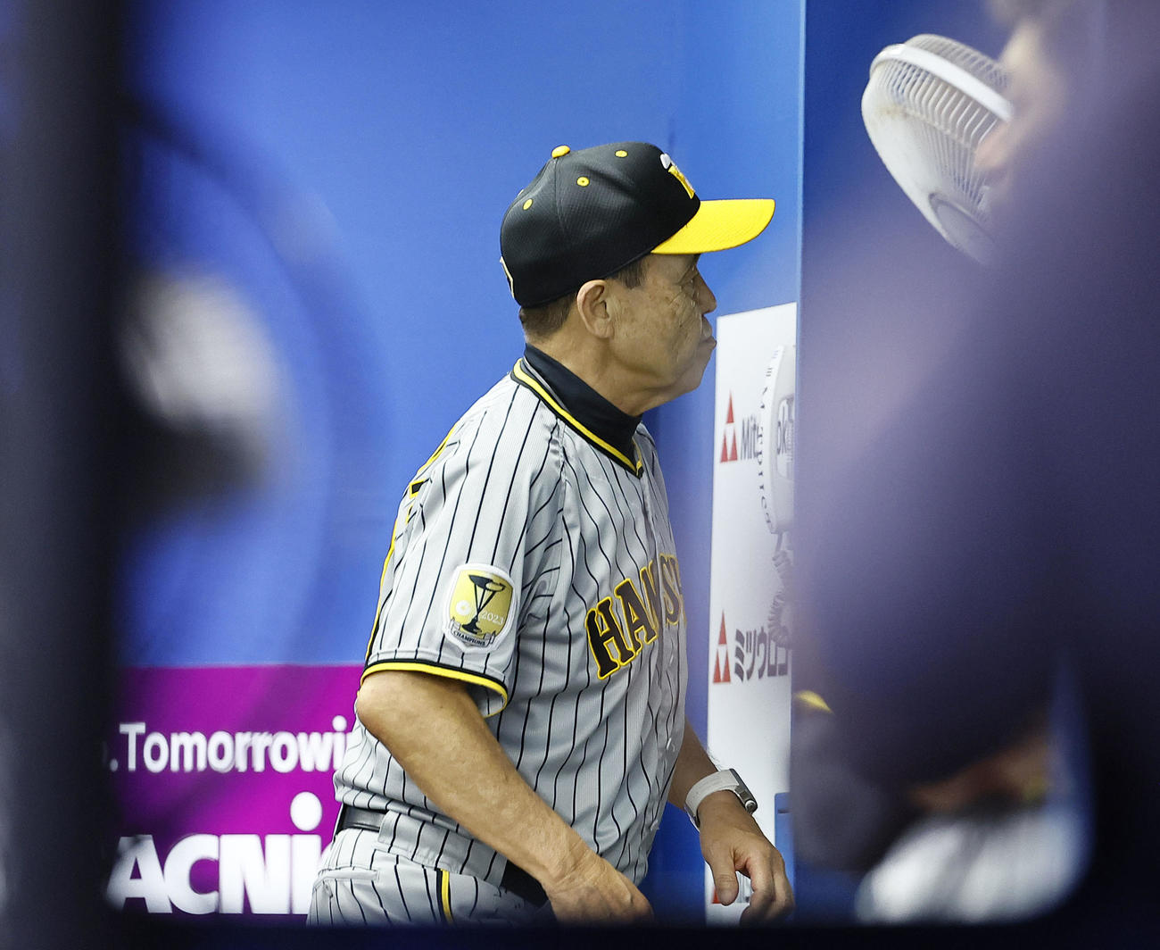 DeNA対阪神　DeNAに連敗し、ベンチを引き揚げる阪神岡田監督（撮影・藤尾明華）