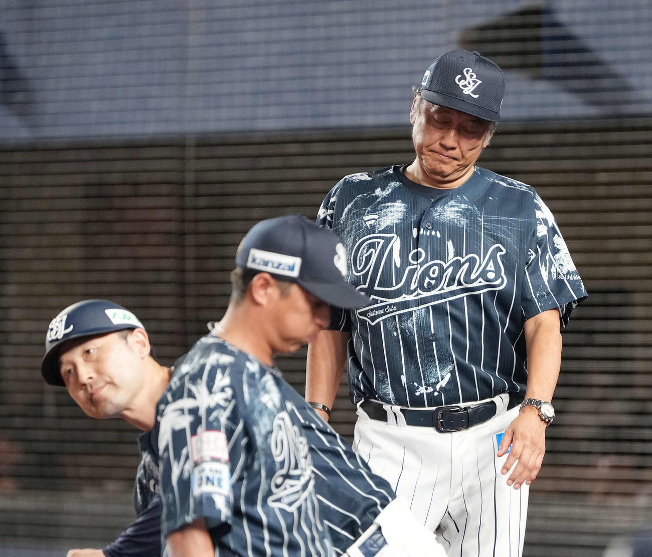 ロッテ対西武　選手交代を告げ厳しい表情でベンチへ引き揚げる西武渡辺監督（撮影・小沢裕）