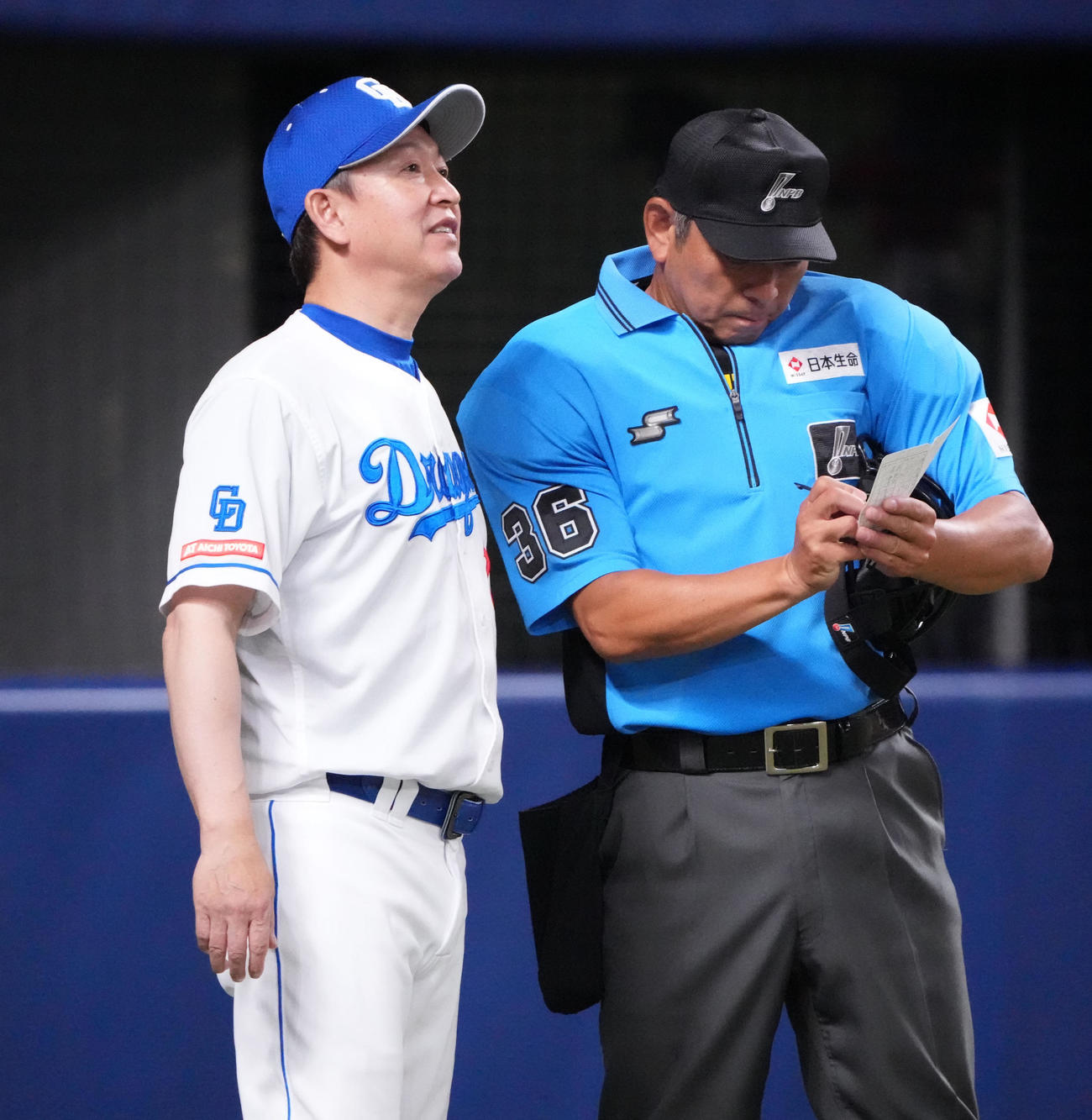 中日対広島　8回終了、選手交代を告げる立浪監督（左）（撮影・森本幸一）