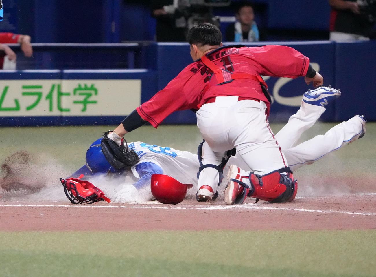 中日対広島　8回裏中日1死一、三塁、山本のバントで本塁憤死の福永（左）捕手は坂倉（撮影・森本幸一）
