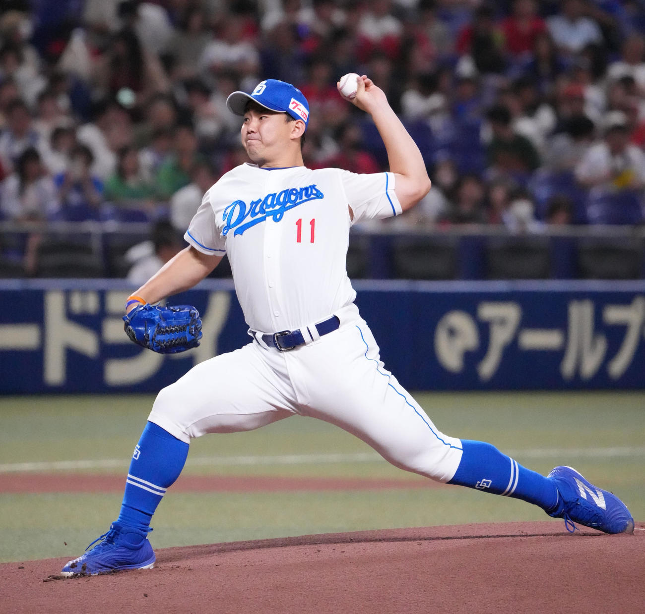 中日対広島　1回表、登板する中日先発の小笠原（撮影・森本幸一）