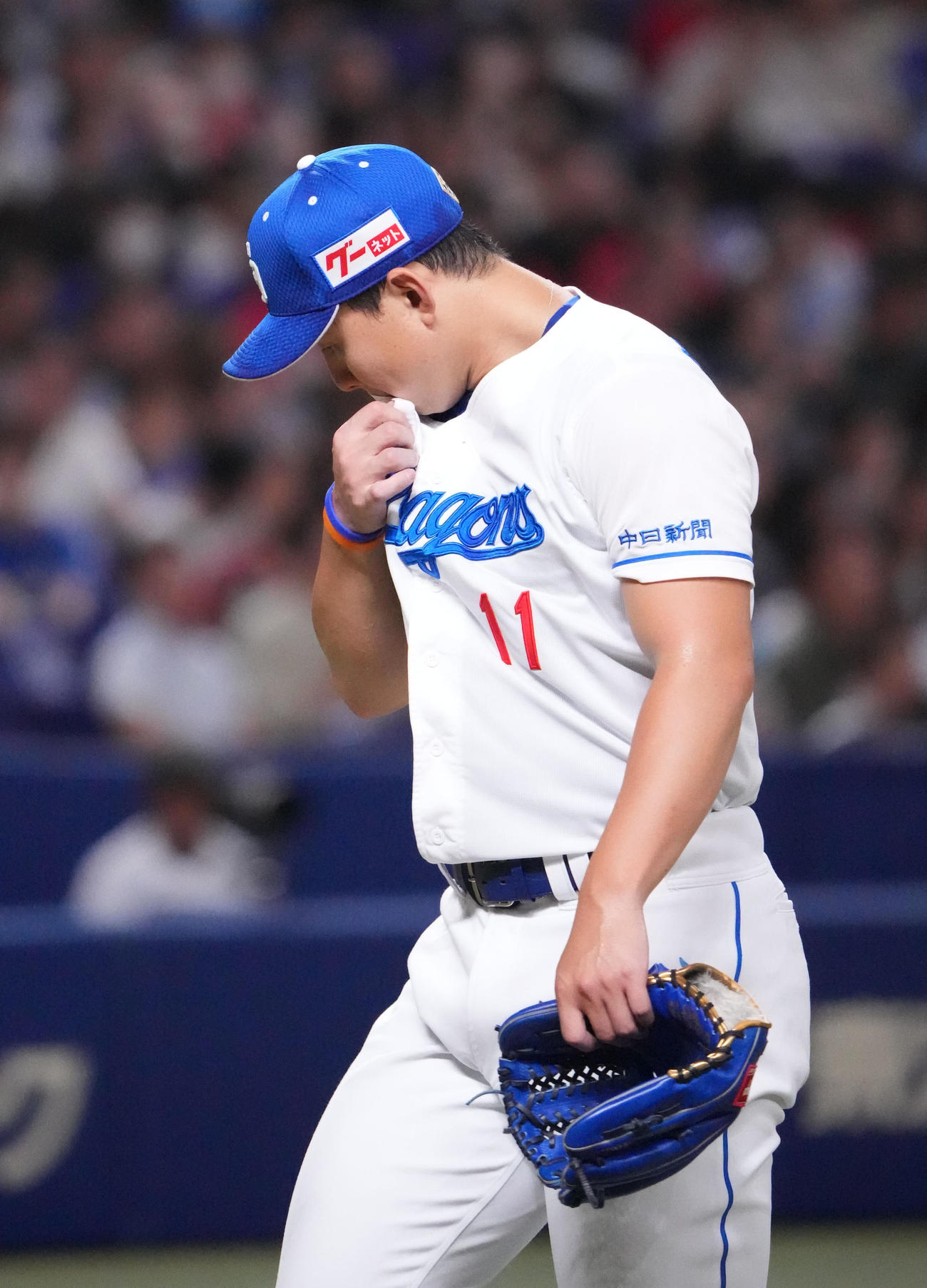 中日対広島　5回表終了、ベンチへ戻る小笠原（撮影・森本幸一）