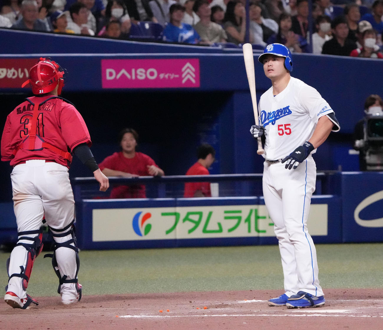 中日対広島　8回裏中日2死一、二塁、見逃し三振に倒れる細川（右）（撮影・森本幸一）