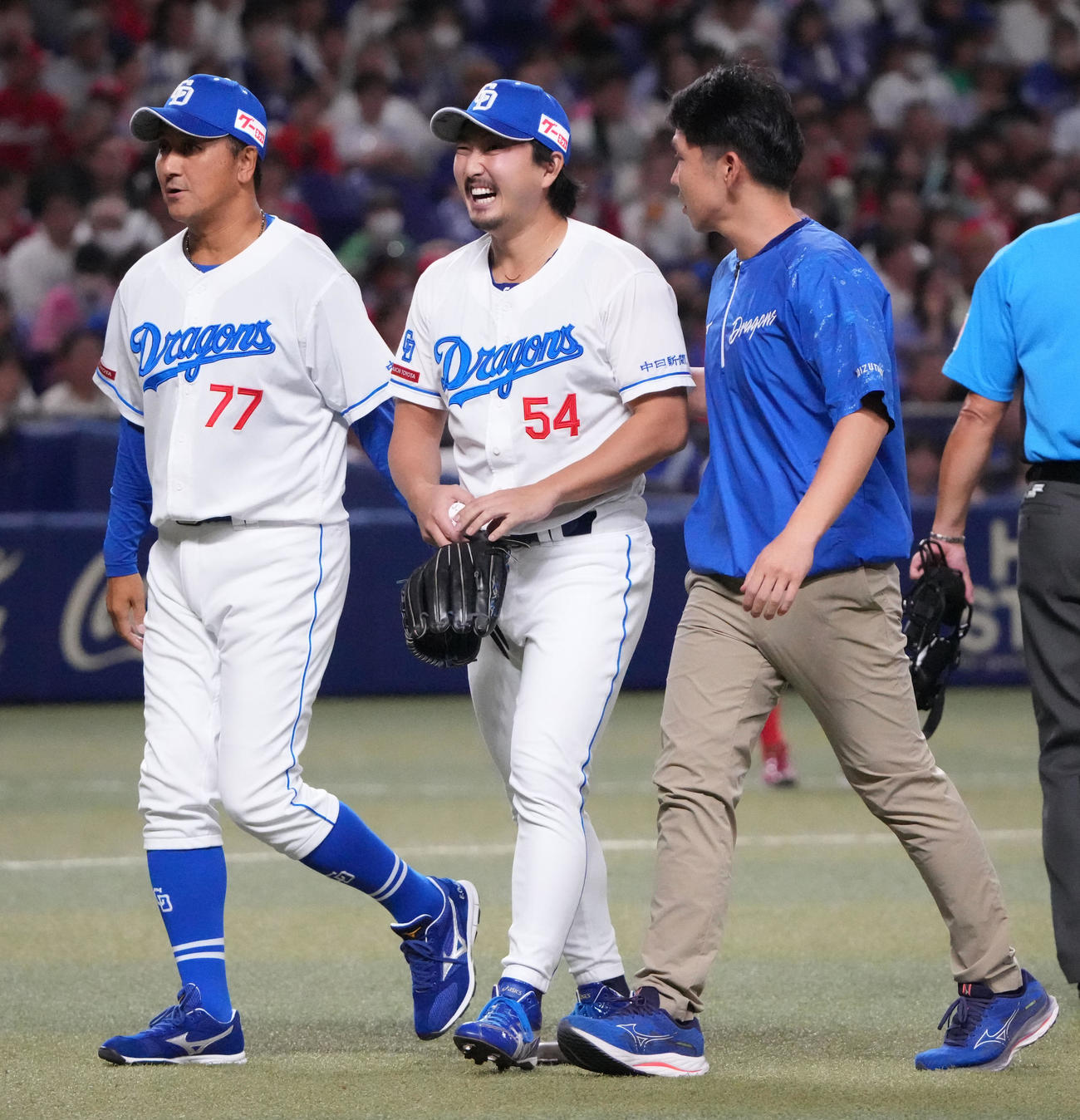中日対広島　9回表広島1死、菊池の打球を体に当てベンチへ戻る藤嶋（中央）（撮影・森本幸一）