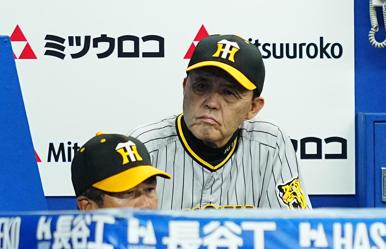 DeNA対阪神　ベンチで渋い表情の阪神岡田監督（撮影・垰建太）