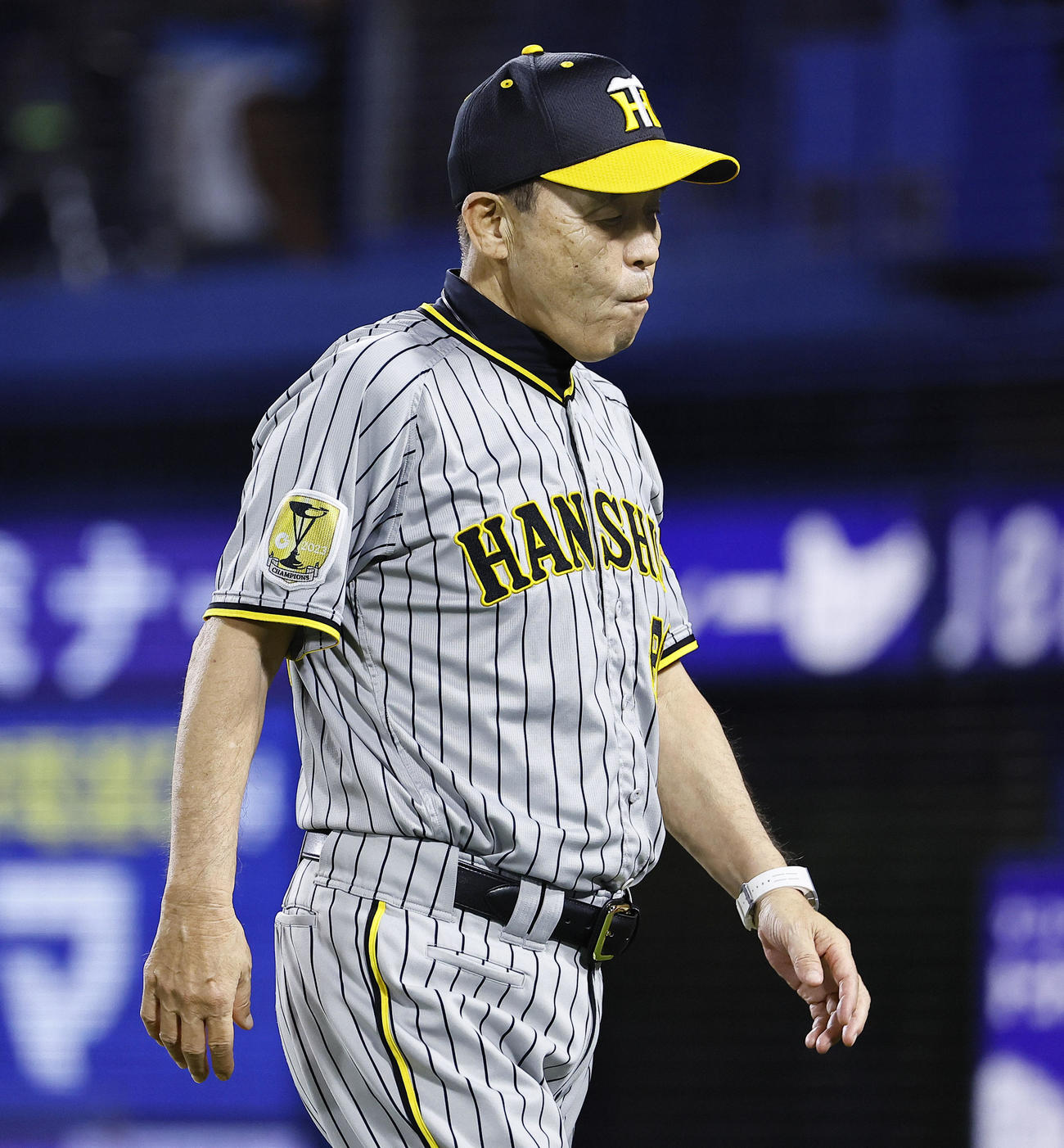 DeNA対阪神　8回、交代告げベンチに戻る阪神岡田監督（撮影・藤尾明華）