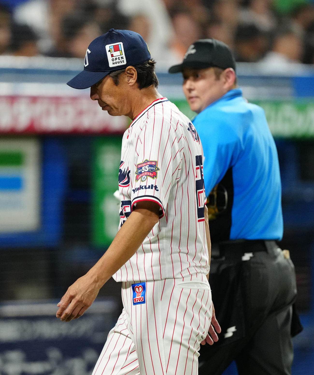 ヤクルト対巨人　7回表開始前、選手交代を告げたヤクルト高津監督（撮影・江口和貴）