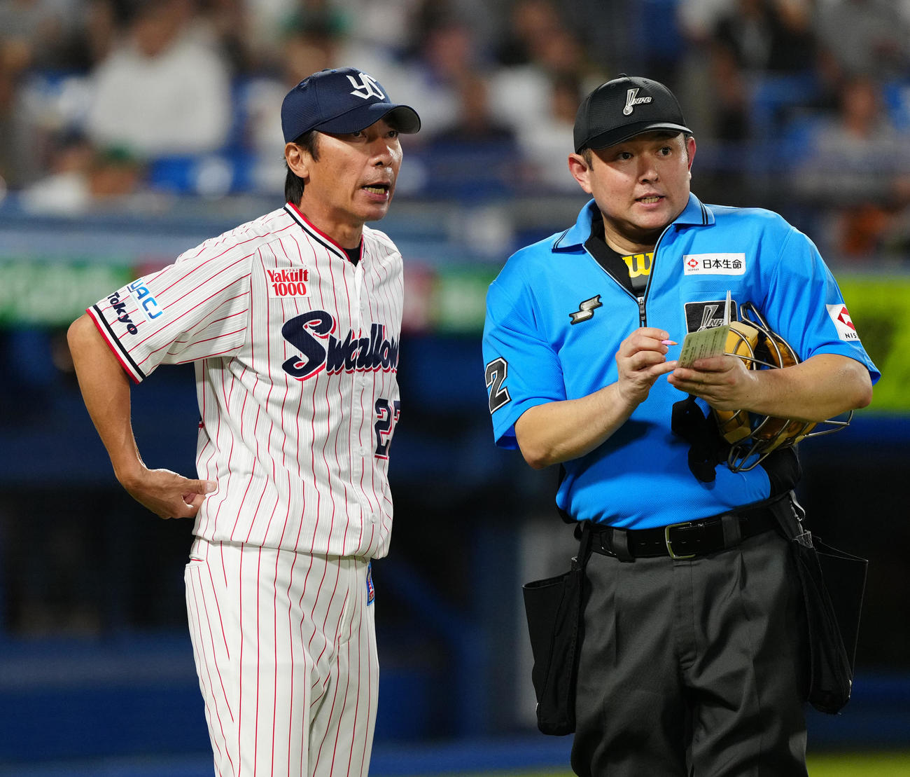 ヤクルト対巨人　8回表開始前、選手交代を告げるヤクルト高津監督（左）（撮影・江口和貴）