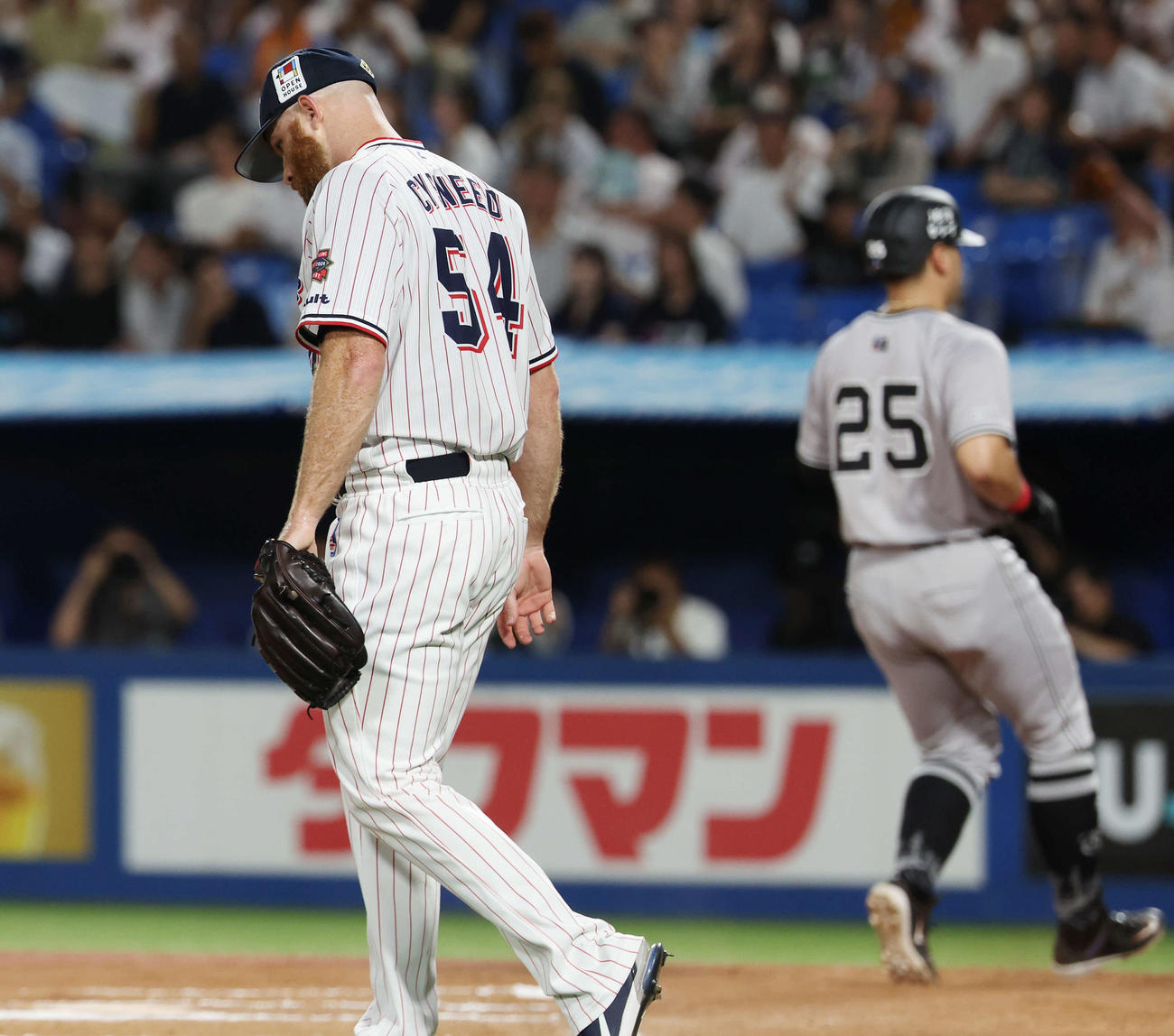 ヤクルト対巨人　6回表巨人1死二、三塁、吉川の中犠飛で岡本和（後方）の生還を許したサイスニード（撮影・宮地輝）