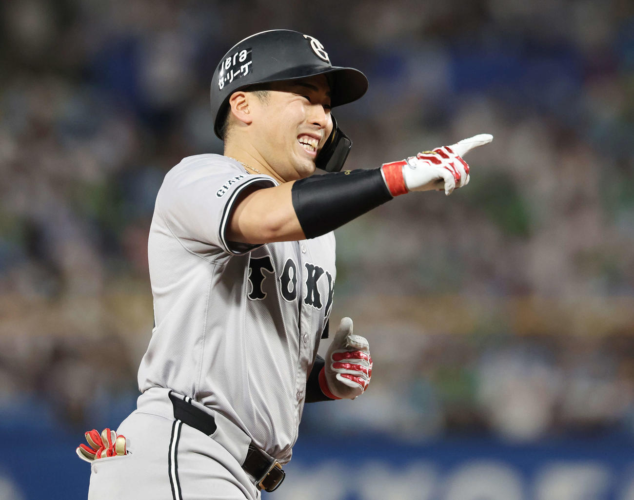 ヤクルト対巨人　2回表巨人2死三塁、左越え2点本塁打を放ち笑顔の浅野（撮影・宮地輝）
