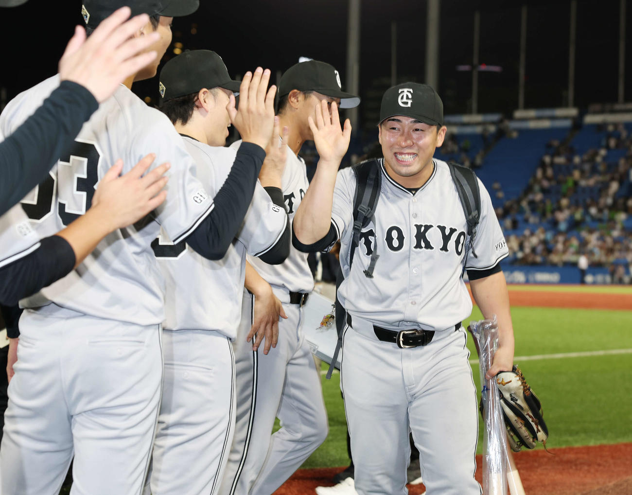 ヤクルト対巨人　ブルペン陣と勝利のタッチを交わす巨人浅野（撮影・宮地輝）