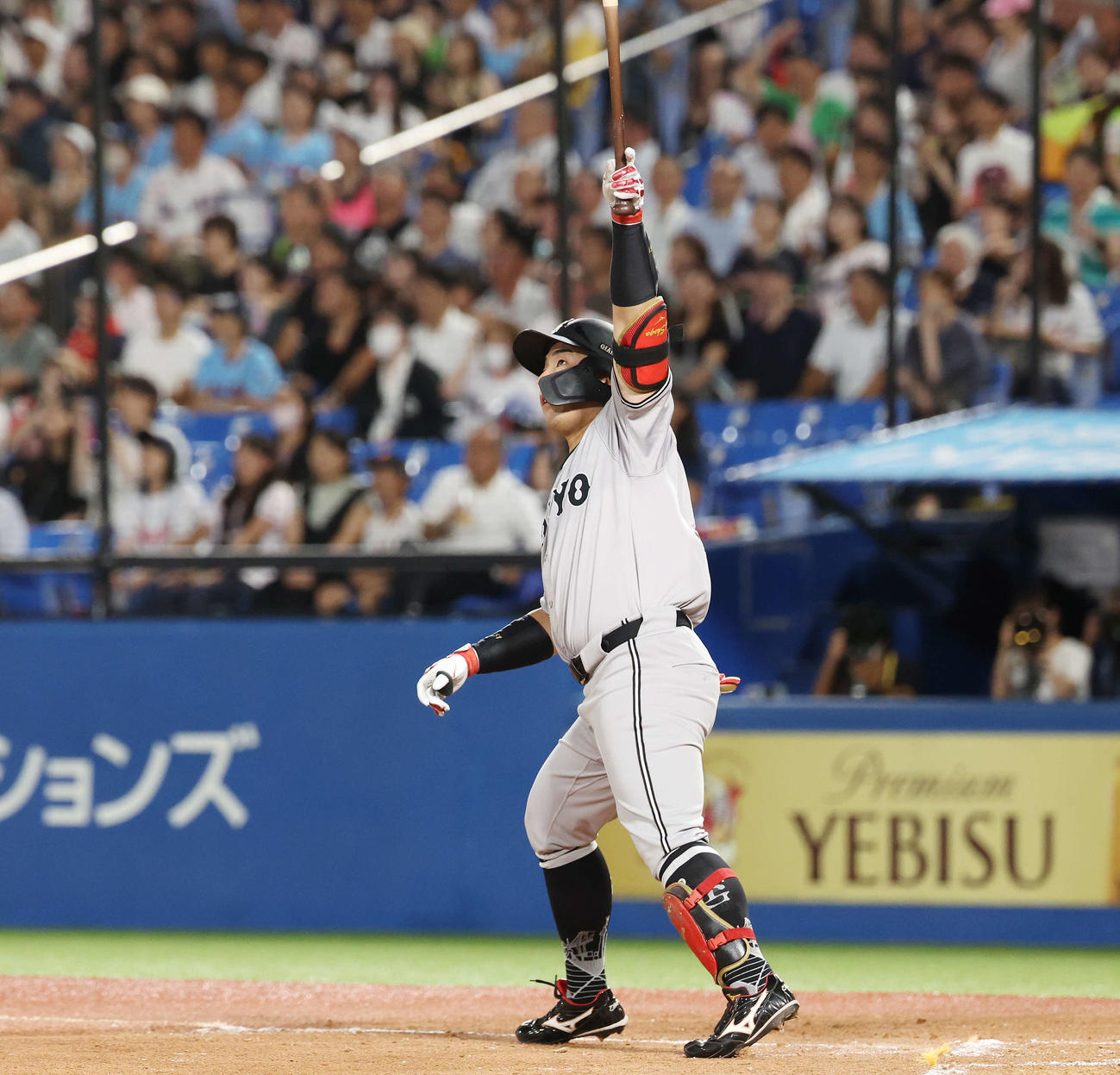 ヤクルト対巨人　2回表巨人2死三塁、左越え2点本塁打を放つ浅野（撮影・宮地輝）