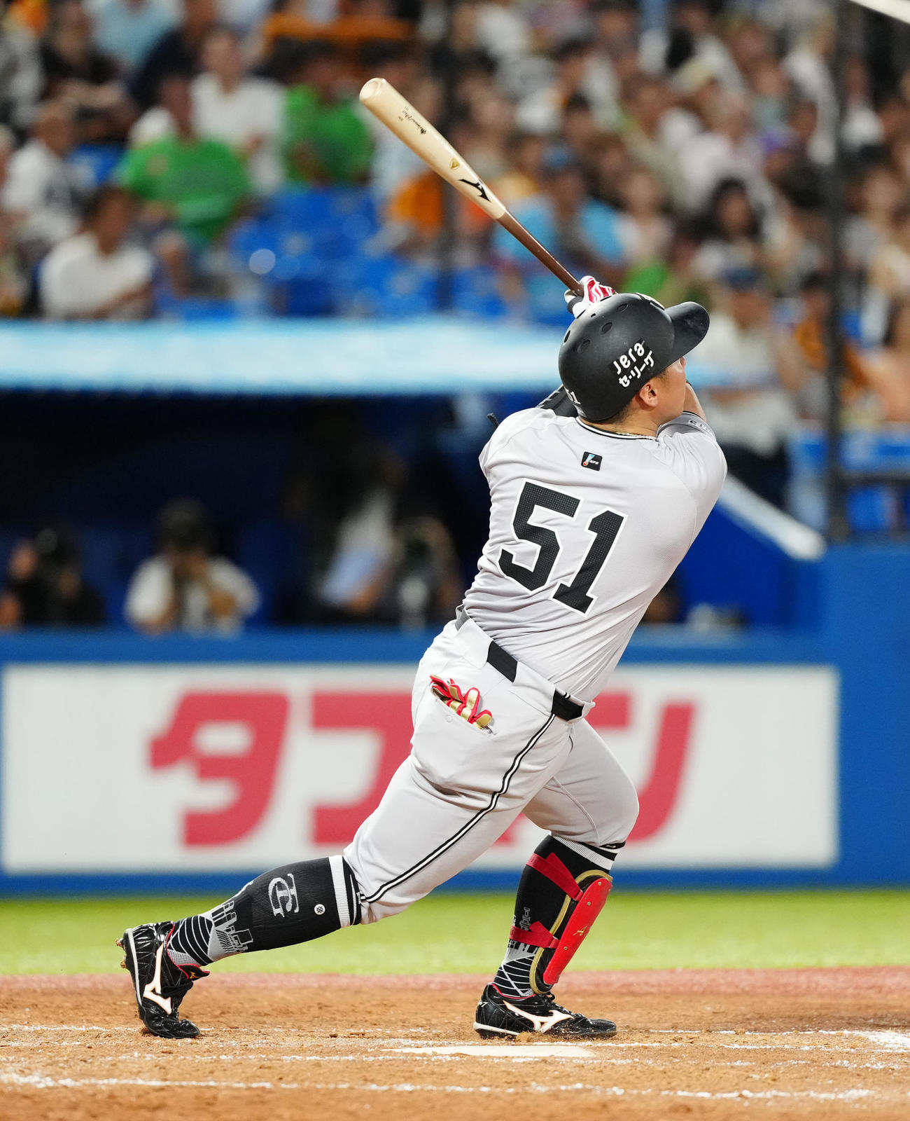 ヤクルト対巨人　3回表巨人2死三塁、左越え先制2点本塁打を放つ浅野（撮影・江口和貴）