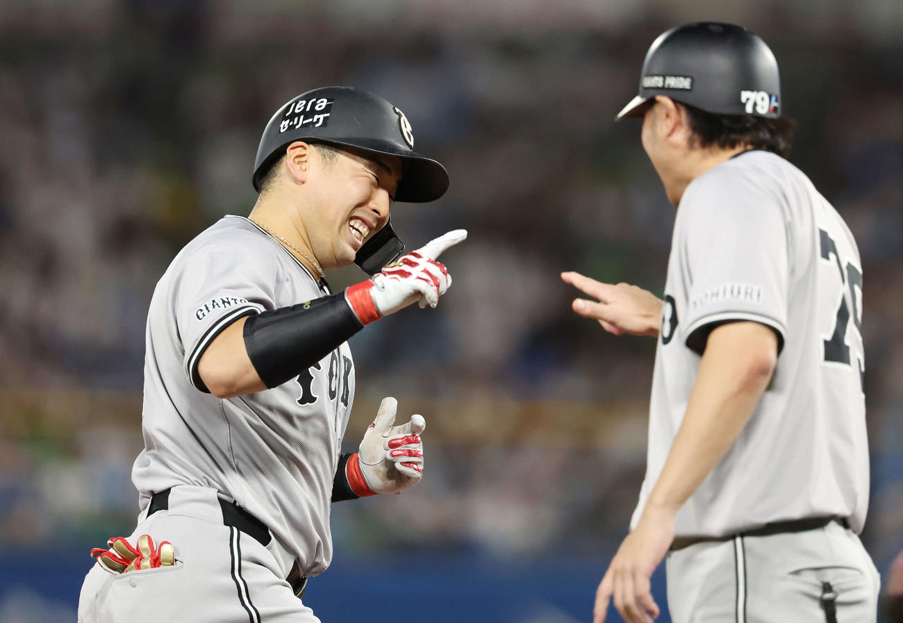 ヤクルト対巨人　2回表巨人2死三塁、左越え2点本塁打を放った浅野（左）は亀井外野守備走塁コーチと喜ぶ（撮影・宮地輝）