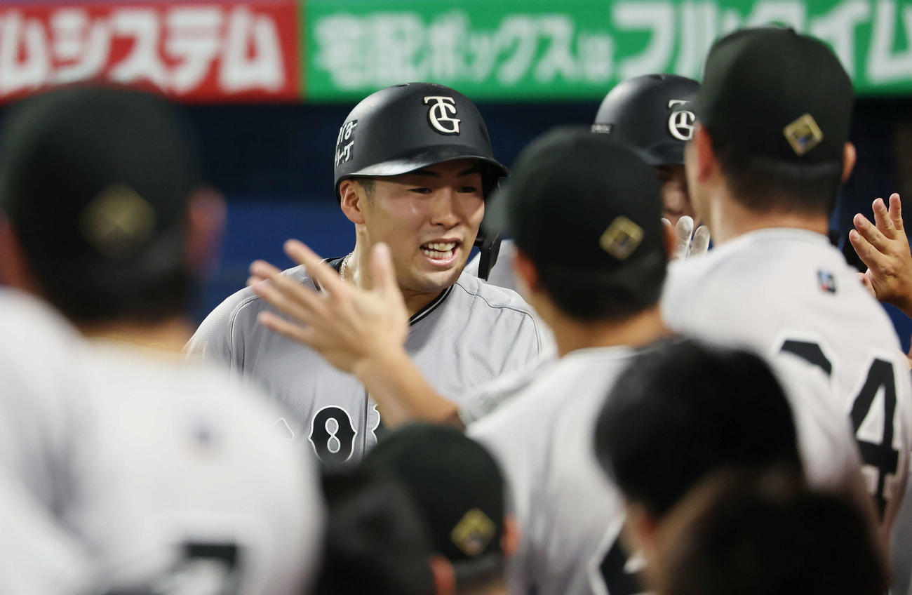 ヤクルト対巨人　2回表巨人2死三塁、左越え2点本塁打を放った浅野はチームメートとタッチを交わす（撮影・宮地輝）