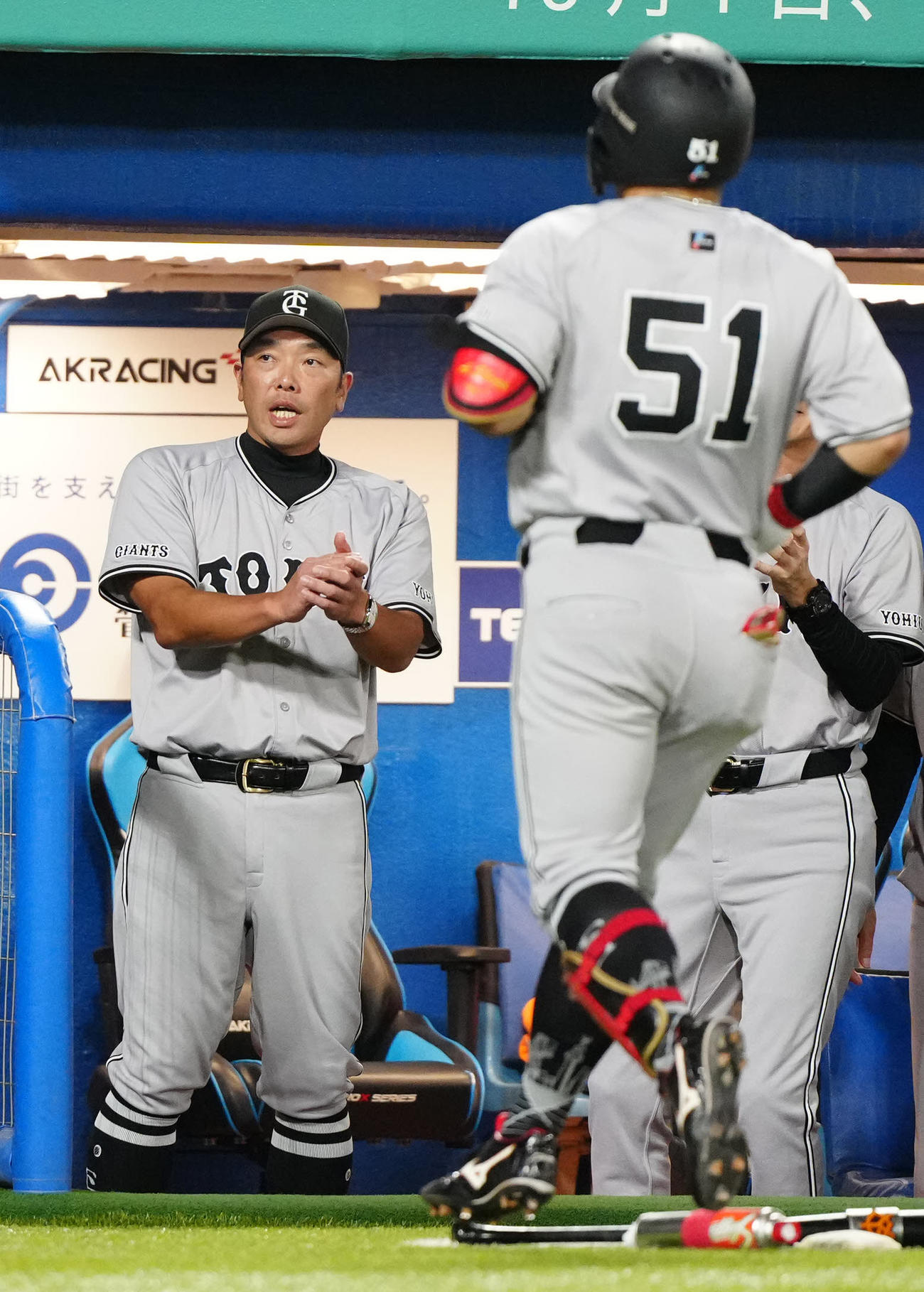 ヤクルト対巨人　3回表巨人2死三塁、先制2点本塁打を放った浅野（右）をベンチで迎える阿部監督（撮影・江口和貴）