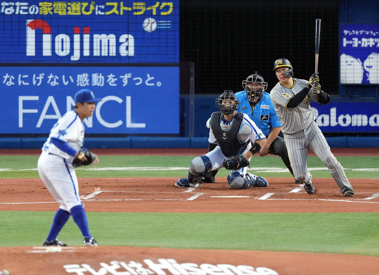 DeNA対阪神　1回表阪神2死二塁、右前に適時打を放つ大山。投手東（撮影・たえ見朱実）