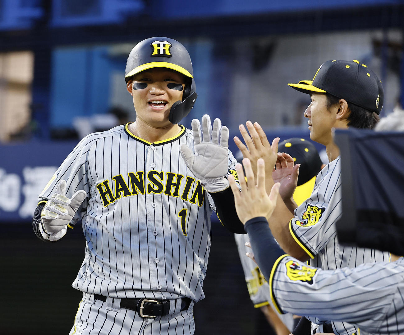 DeNA対阪神　1回表阪神2死二塁、大山の適時打で生還しナインと笑顔でタッチを交わす森下（撮影・藤尾明華）
