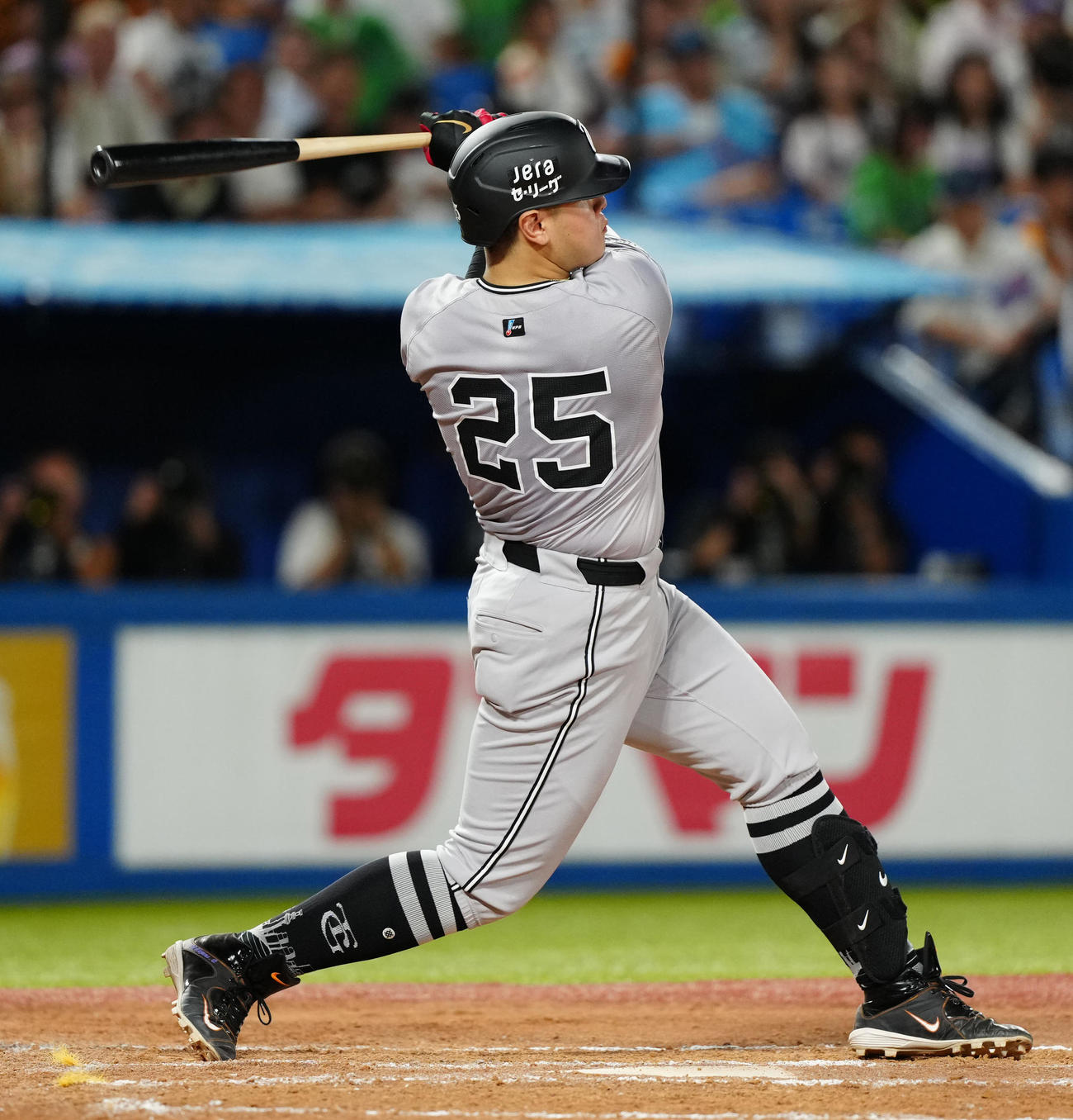 ヤクルト対巨人　8回表巨人無死一塁、フェンス直撃二塁打を放つ岡本和（撮影・江口和貴）