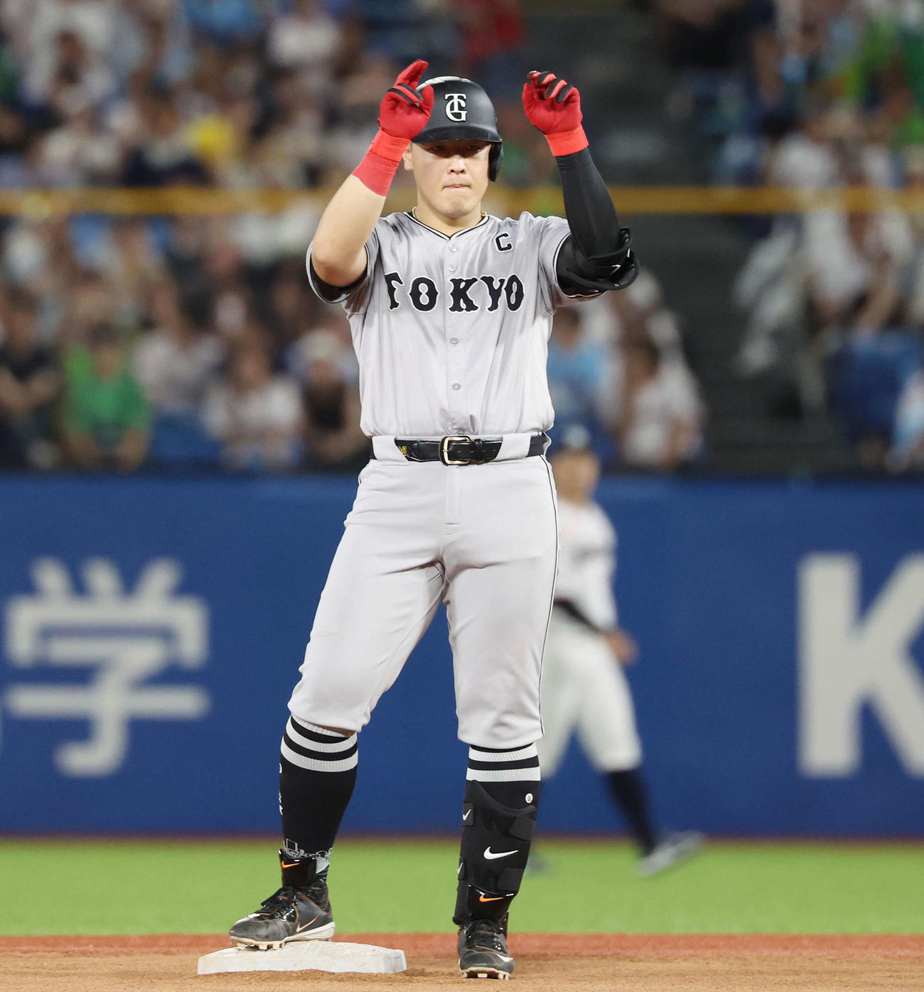 ヤクルト対巨人　8回表巨人無死一塁、フェンス直撃二塁打を放った岡本和（撮影・宮地輝）