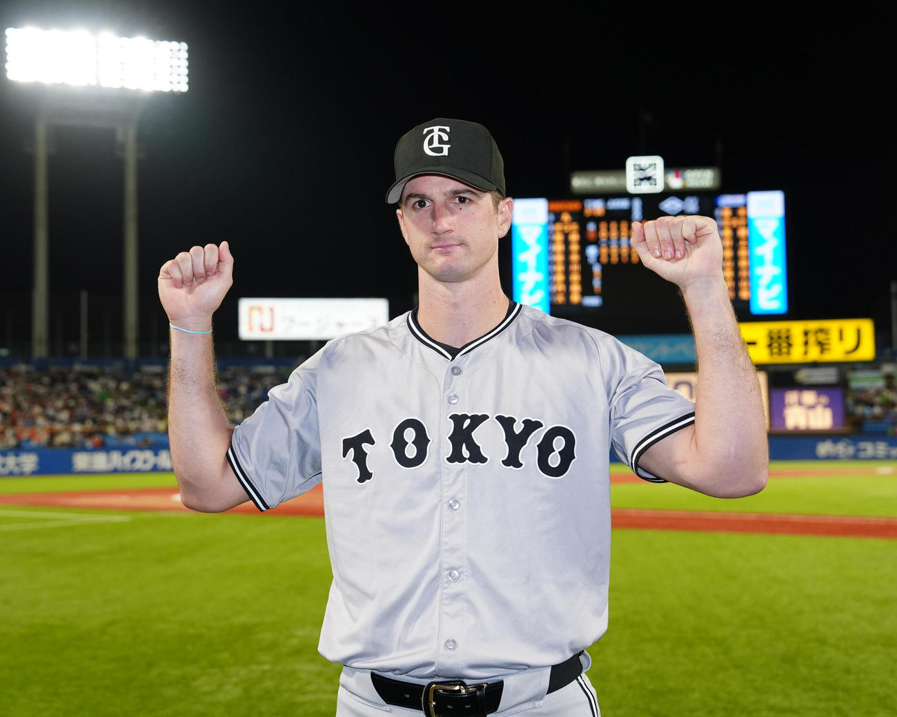 ヤクルト対巨人　試合後、ガッツポーズで写真に納まる巨人グリフィン（撮影・江口和貴）