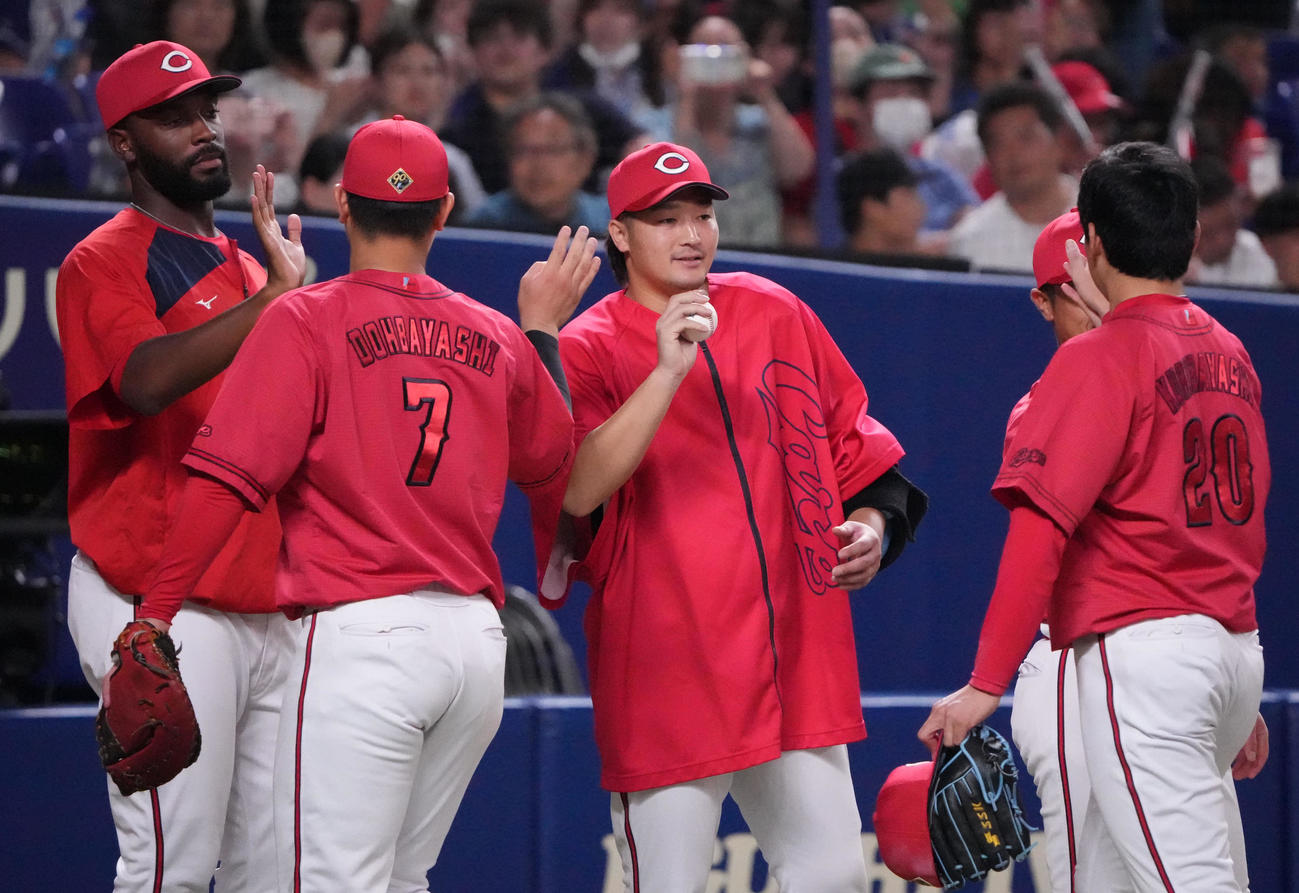 中日対広島　試合終了、勝利球を受け取る床田（中央）（撮影・森本幸一）