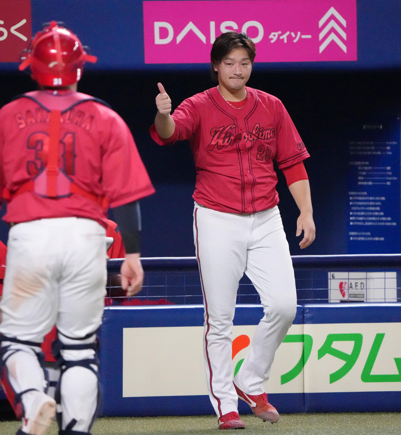 中日対広島　8回終了、ピンチをしのいだ坂倉に合図を送る床田（右）（撮影・森本幸一）