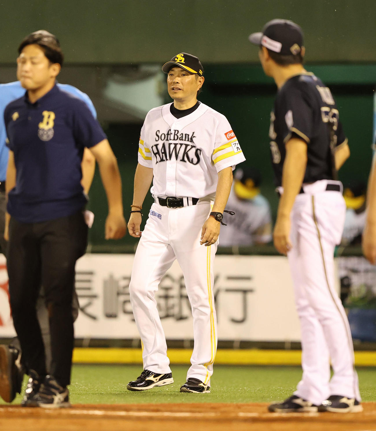 ソフトバンク対オリックス　7回表オリックス2死満塁、森は死球を受け倒れ込む、心配そうな小久保監督（撮影・梅根麻紀）